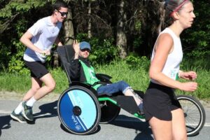 un coureur et son co-coureur en Kartus