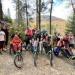Des participants en randonnée adaptée.